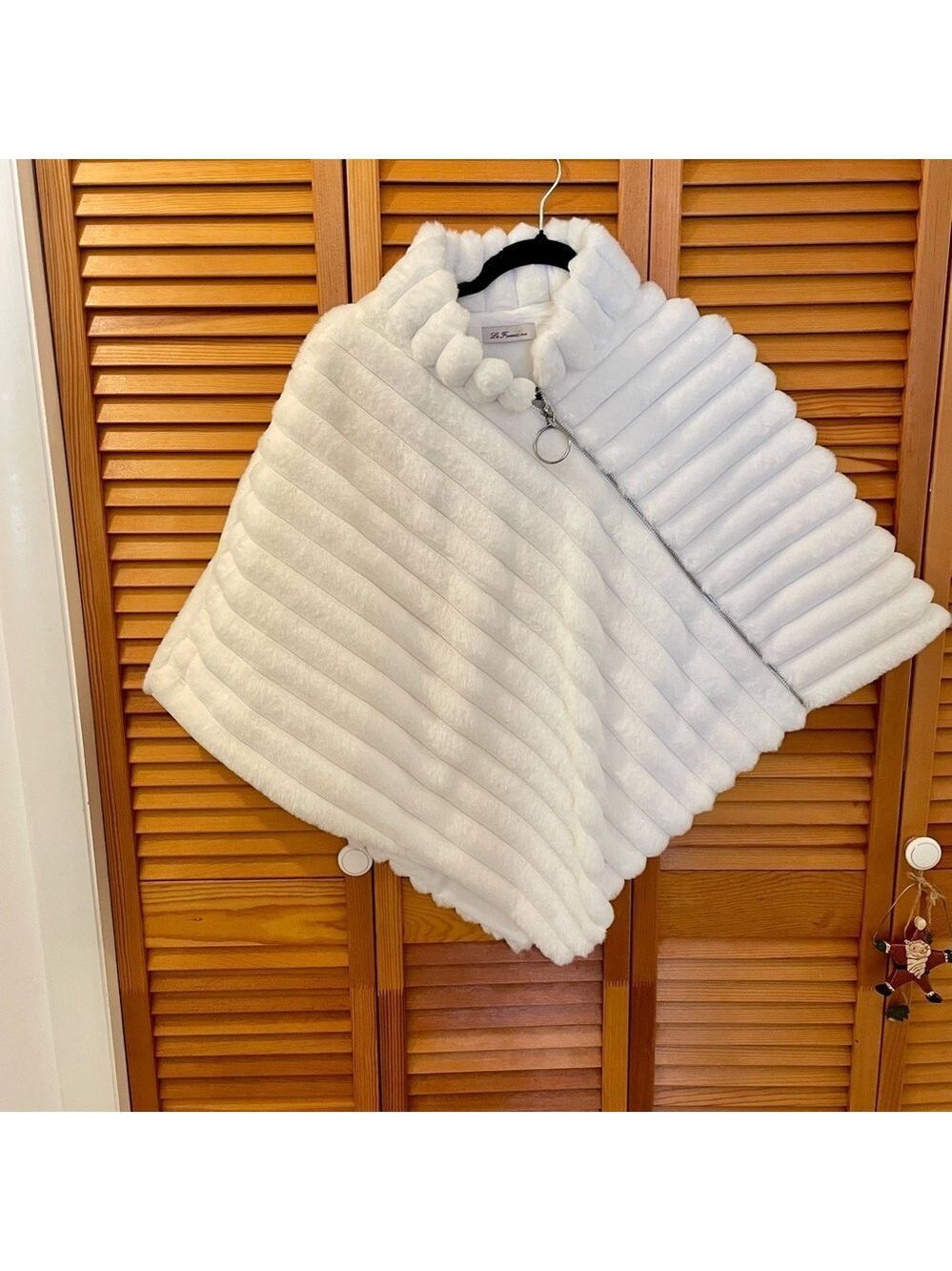 La Fiorentina White Faux Fur Cape, Silver Zipper Detail, One Size, Cozy. - Picture 9 of 10